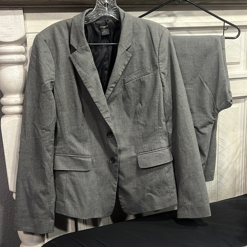 Womens Ann Taylor Pant Suit - Size 14/16